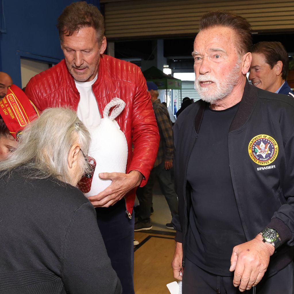 Ralf Moeller und Arnold Schwarzenegger beim Miracle on 1st Street Turkey Giveaway und der Tree Lighting Ceremony in Los Angeles, November 2025