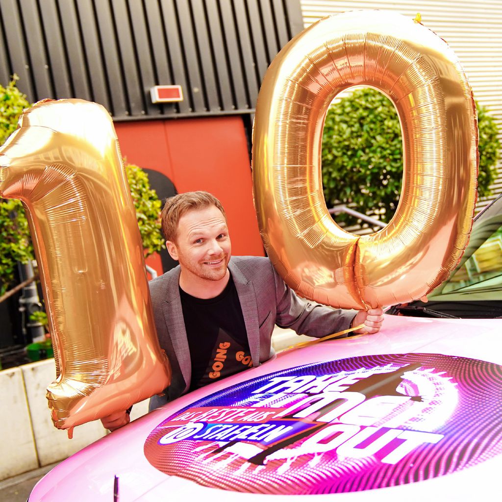 Ralf Schmitz an der Limousine für "Take Me Out - Das Beste aus 10 Staffeln"