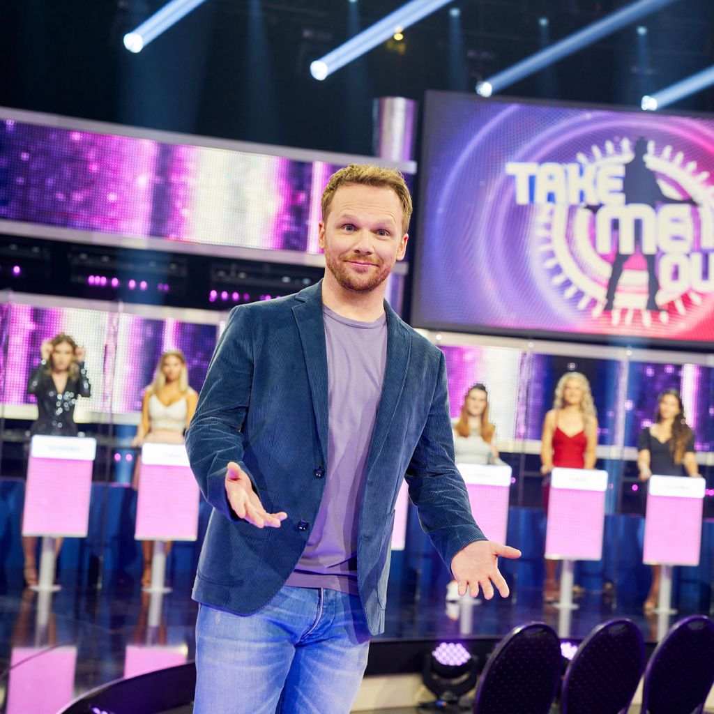 Ralf Schmitz vor den "Take Me Out"-Kandidatinnen