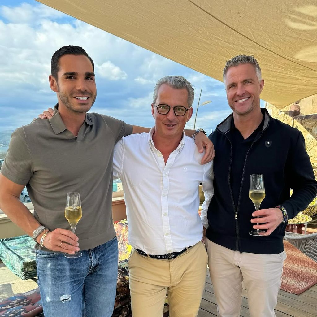 Ralf Schumacher (r.), sein Partner Étienne (l.) und ein weiterer Mann im Mai 2025
