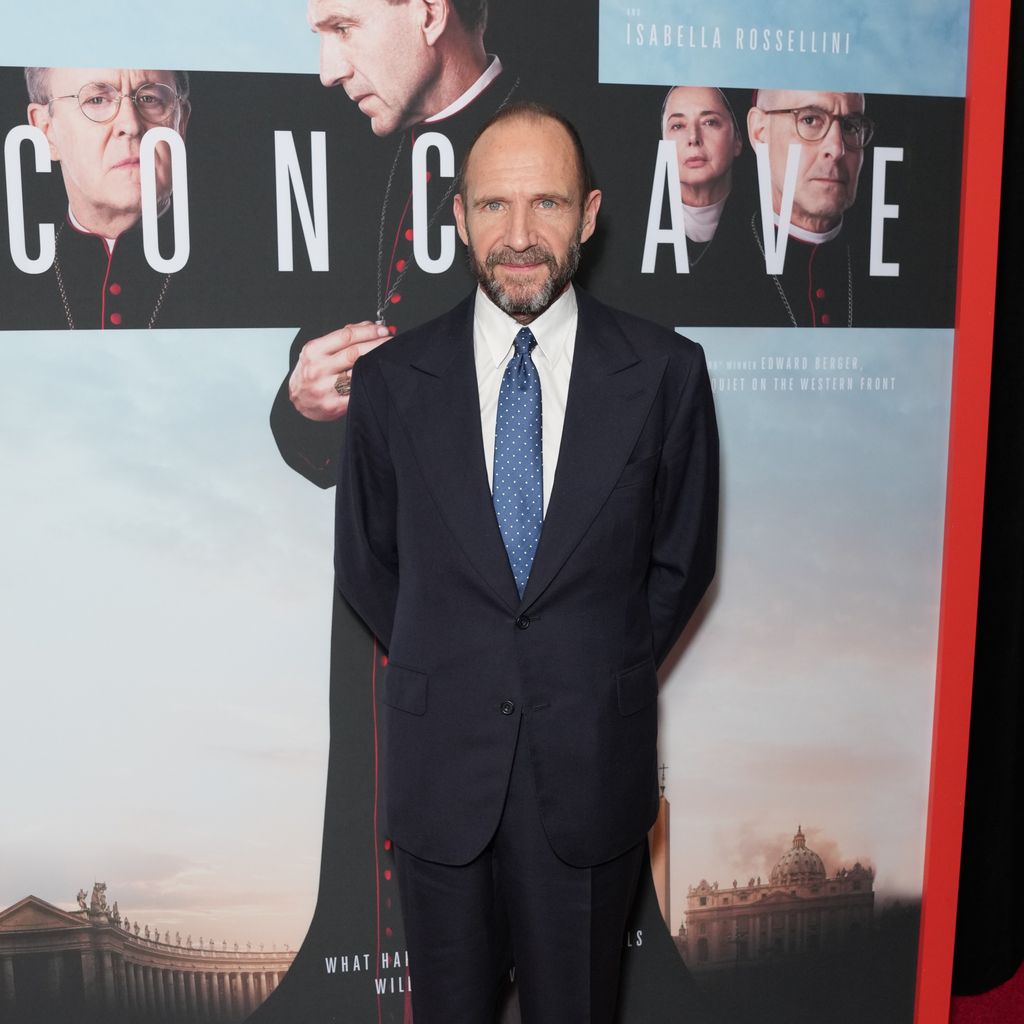 Ralph Fiennes posiert bei der New York Premiere von "Konklave" im Oktber 2024