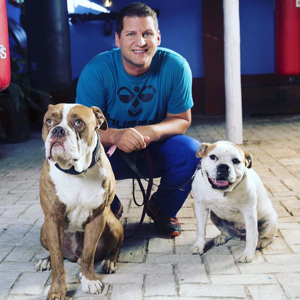 Ramin Abtin mit seinen beiden Hunden