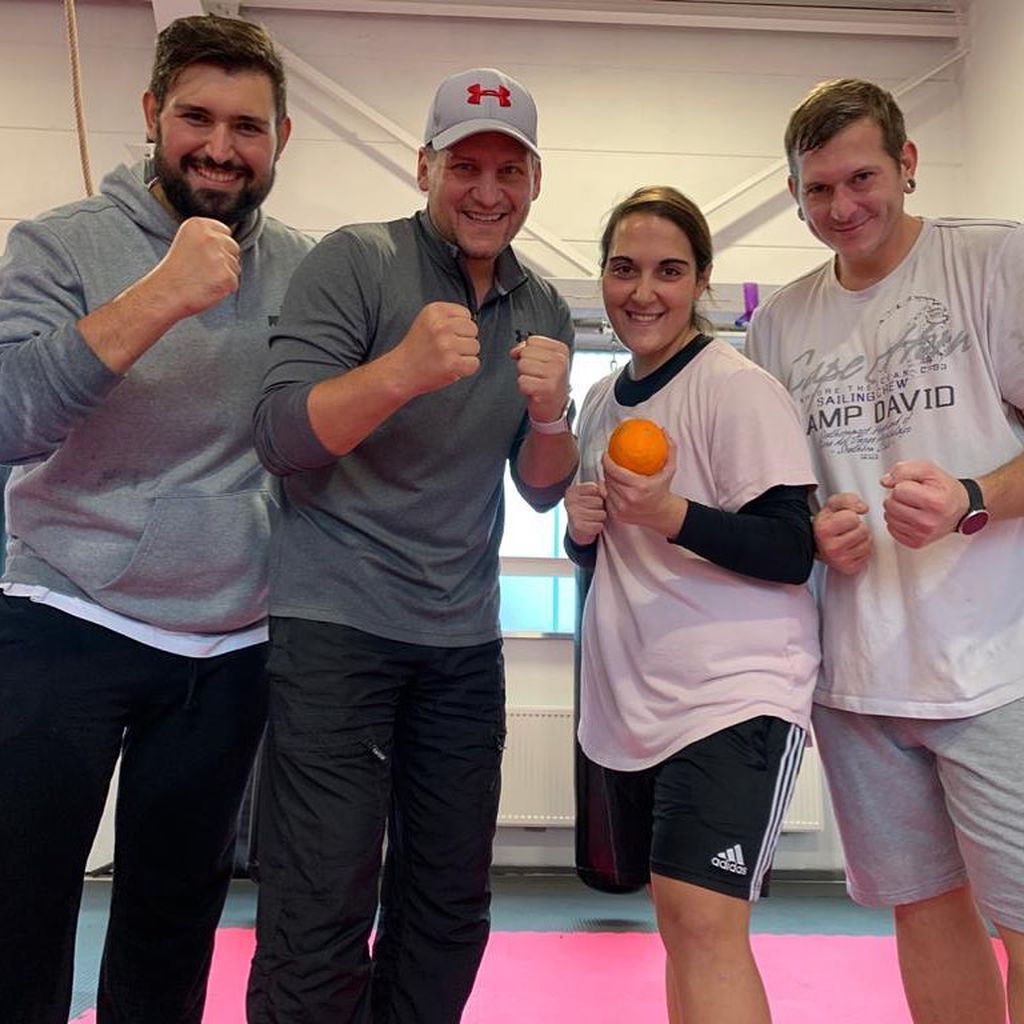 Ramin Abtin posiert mit den "The Biggest Loser"-Kandidaten Tülay, Sascha und Anthony