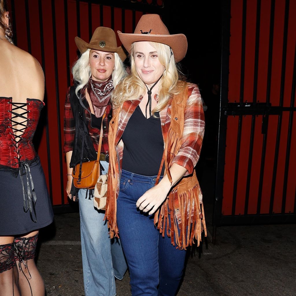 Ramona Agruma und Rebel Wilson bei Kendall Jenners Halloween-Party 2024