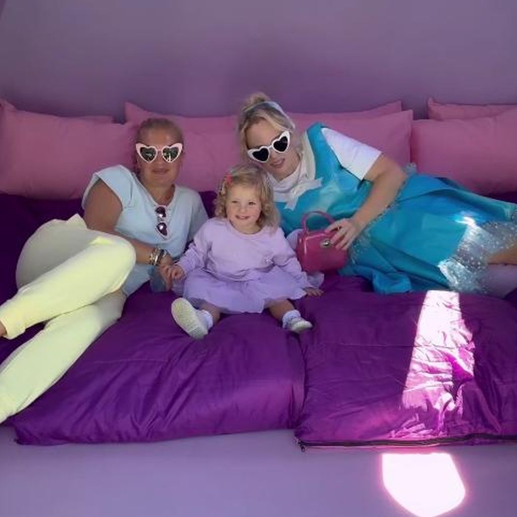 Ramona Agruma und Rebel Wilson mit ihrer Tochter Royce, September 2024