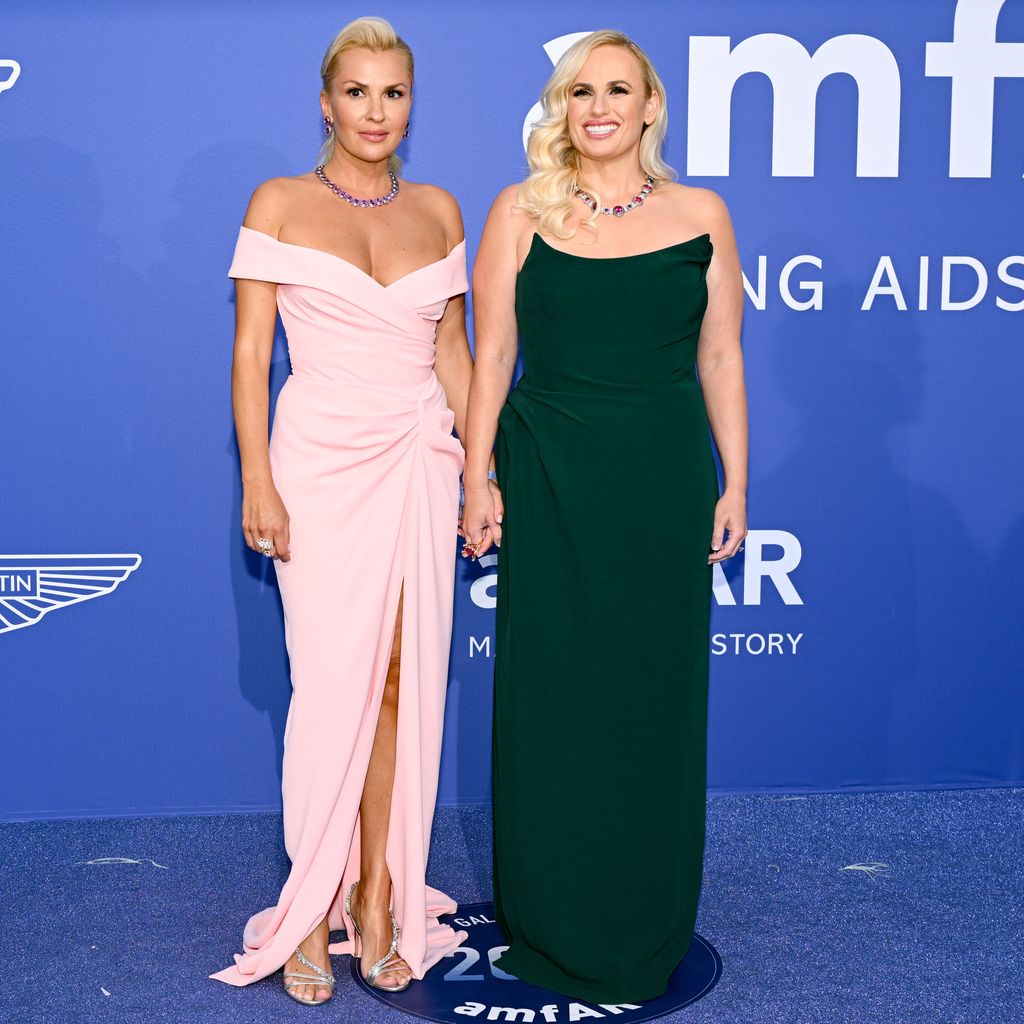 Ramona Agruma und Rebel Wilson bei der amfAR Gala in Cannes 2023