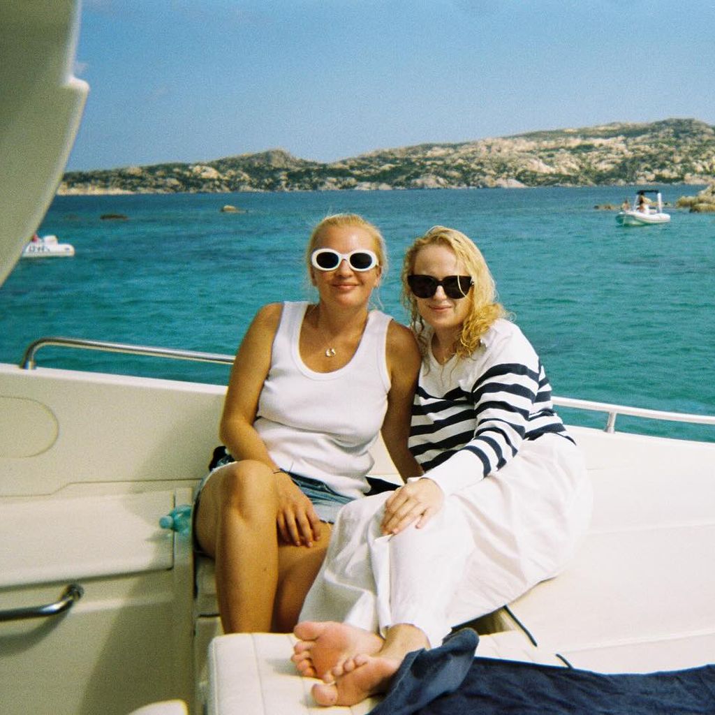 Ramona Agruma und Rebel Wilson, November 2024