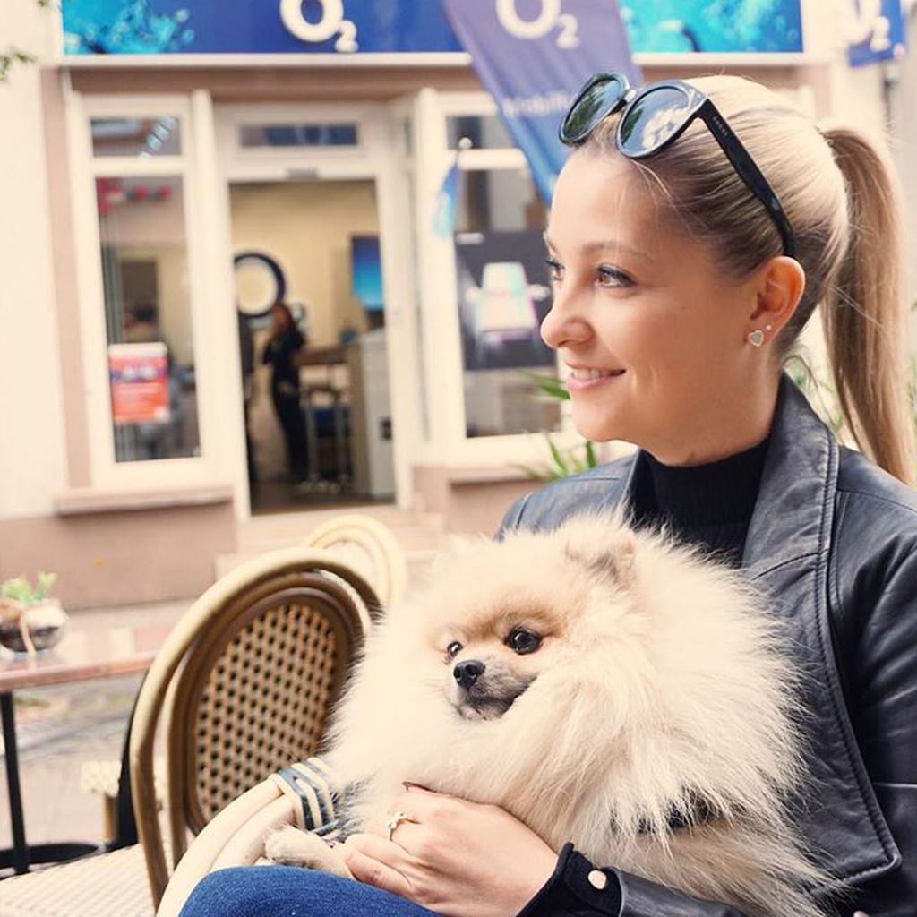 Ramona Elsener mit ihrem Hund Lio