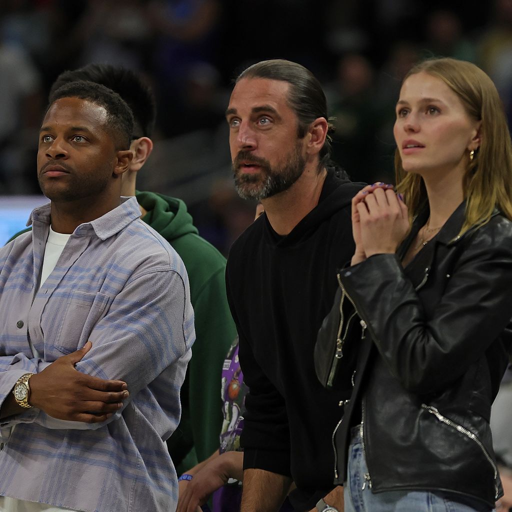 Randall Cobb, Aaron Rodgers und Mallory Edens bei einem Basketballspiel