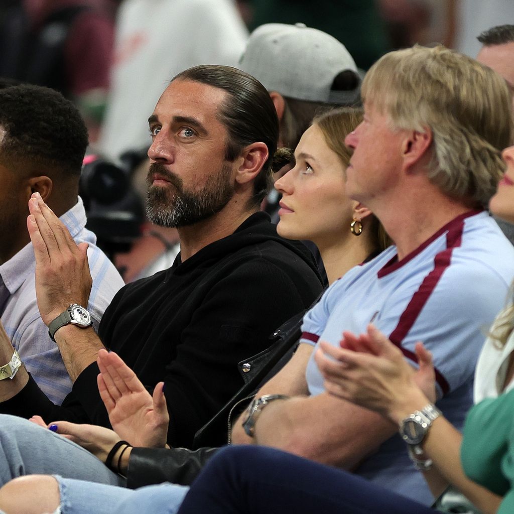 Randall Cobb, Aaron Rodgers und Mallory Edens im Publikum bei einem Basketballspiel, April 2022