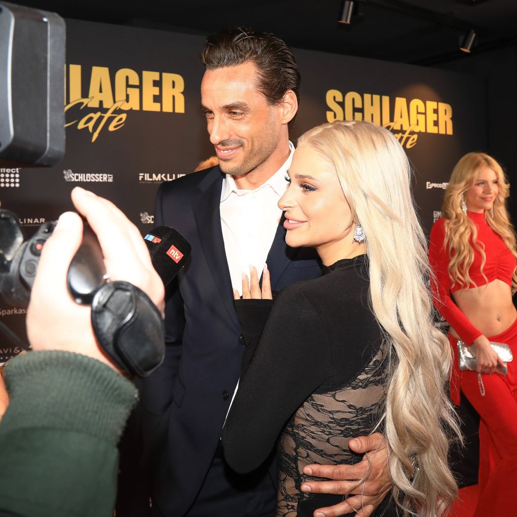 Raphael Wolf und Marie Reim bei der Eröffnung des Schlager-Cafés