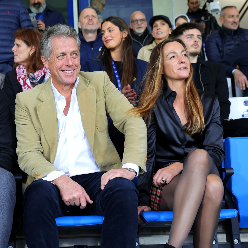 Raphaël Varane, Hugh Grant und Anna Eberstein bei einem Fußballspiel, 2024