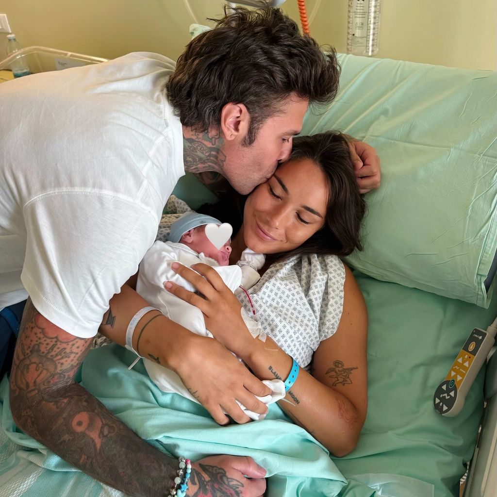 Rapper Fedez mit seinem Kind und Partnerin Giulia