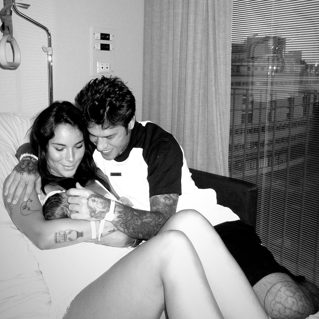 Rapper Fedez mit seinem Kind und Partnerin Giulia