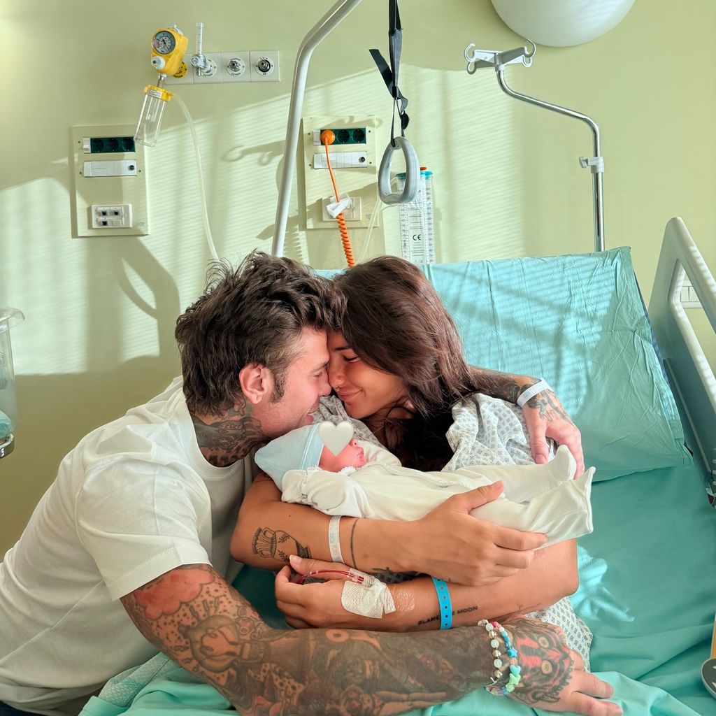 Rapper Fedez mit seinem Kind und Partnerin Giulia