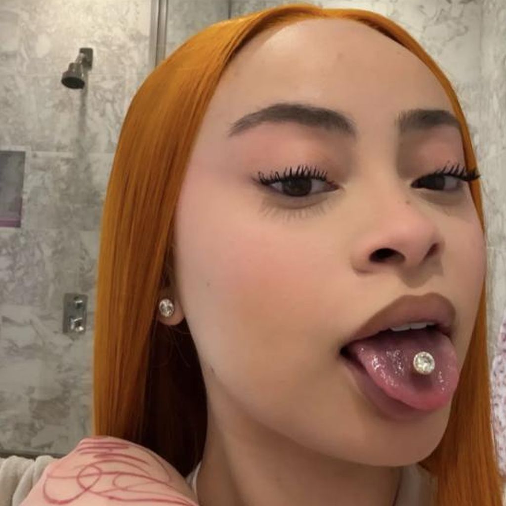 Rapperin Ice Spice präsentiert ihren Zungenpiercing mit XXL-Diamant.