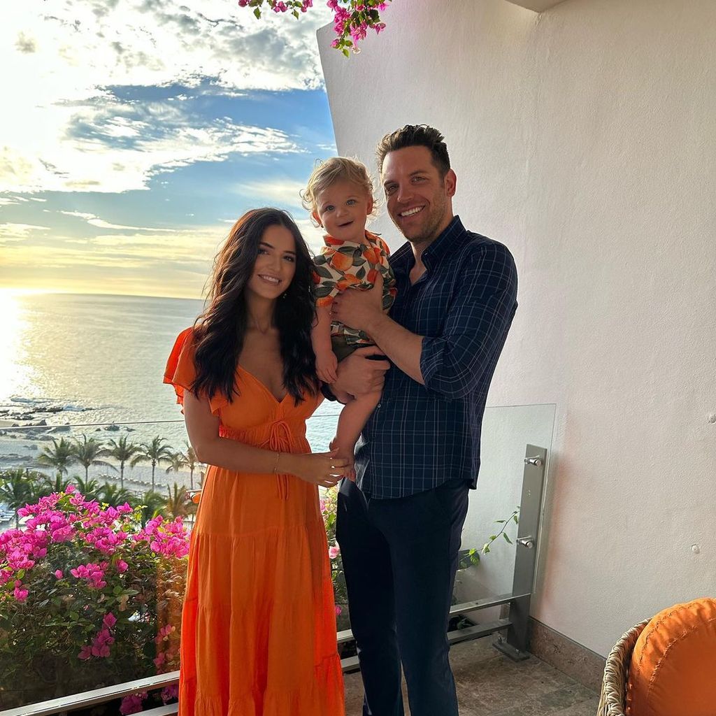Raven Gates und Adam Gottschalk mit ihrem Sohn im Mai 2023