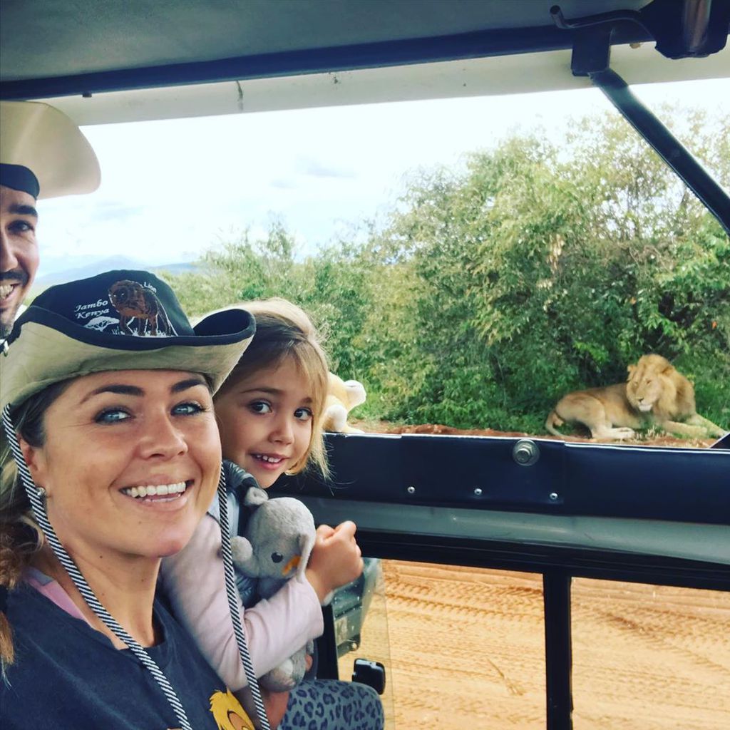 Rebecca Kratz mit Ehemann Julio und Tochter Alaia in Kenia