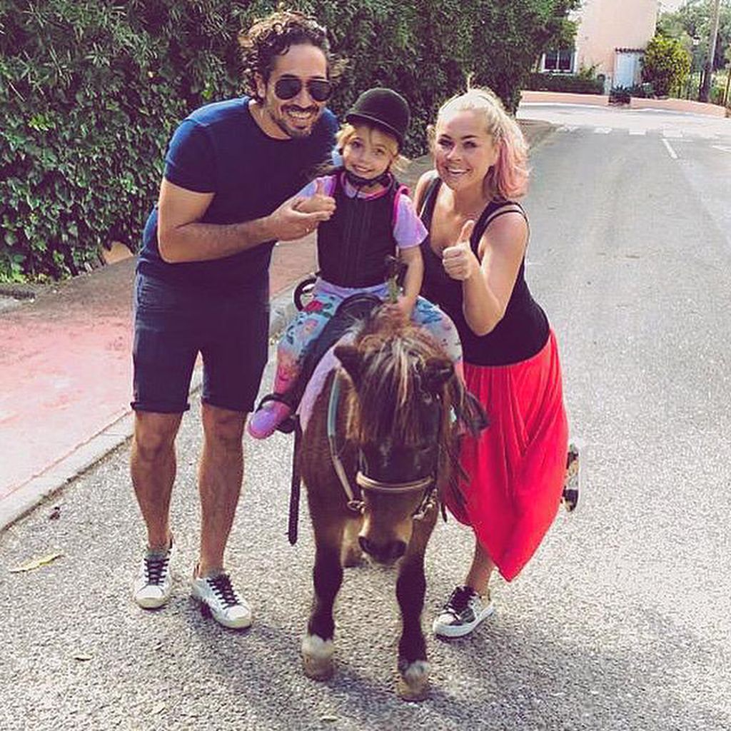 Rebecca Kratz mit ihrem Mann Julio und Tochter Alaia
