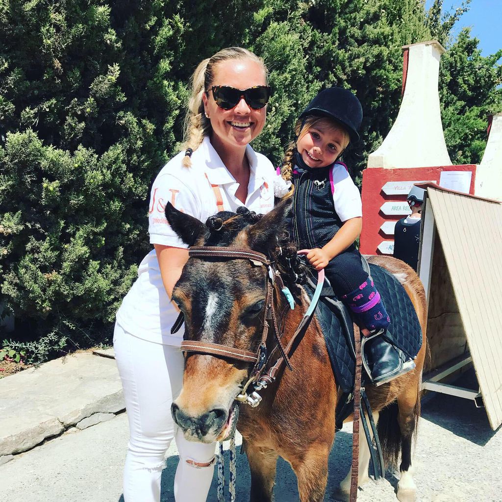 Rebecca Kratz und ihre Tochter Alaia