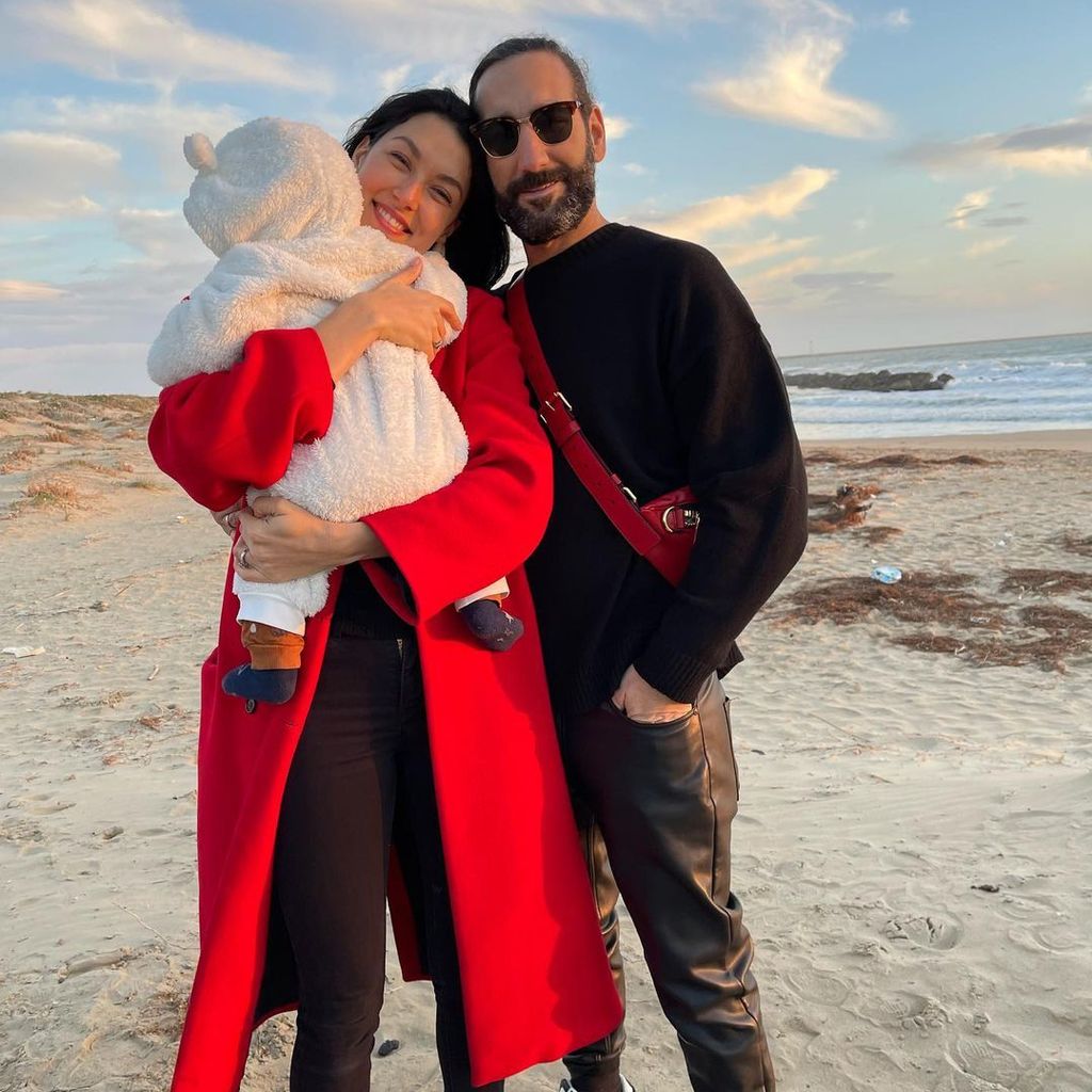 Rebecca Mir, Massimo Sinató  mit ihrem kleinen Kind im Mai 2022