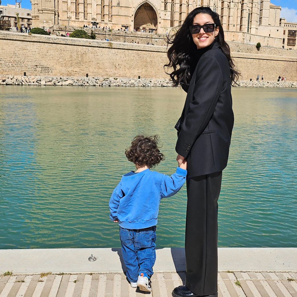 Rebecca Mir mit ihrem Sohn, April 2024