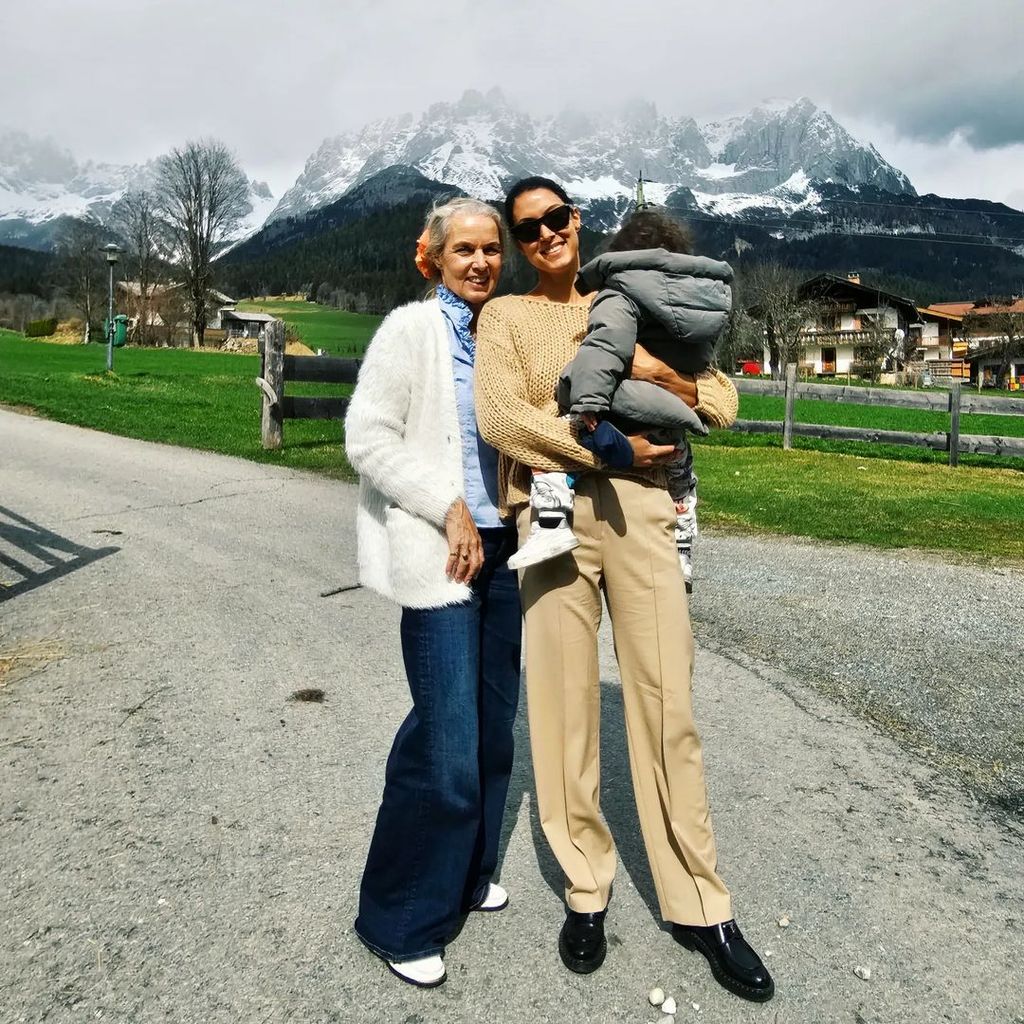 Rebecca Mir mit ihrer Familie
