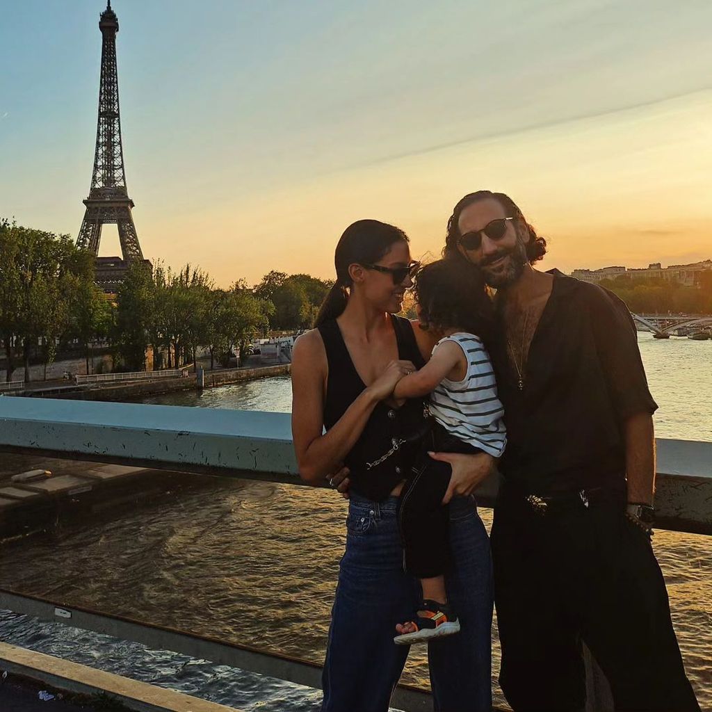 Rebecca Mir mit Massimo Sinató und ihrem Sohn in Paris