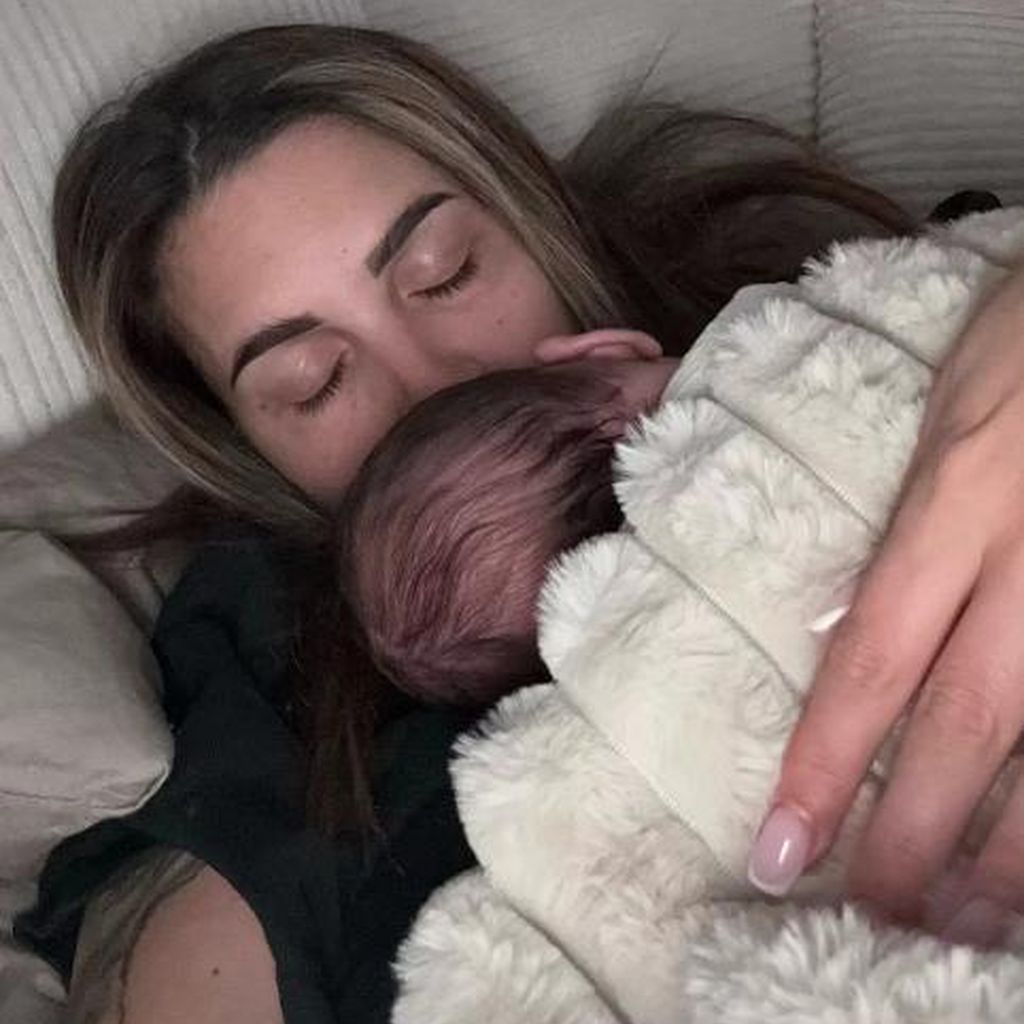 Rebecca Ries mit Baby Malik
