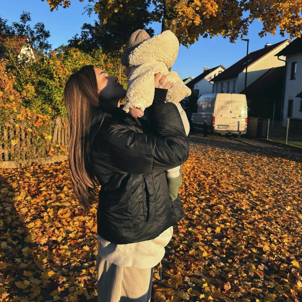 Rebecca Ries mit ihrem Sohn, 2025