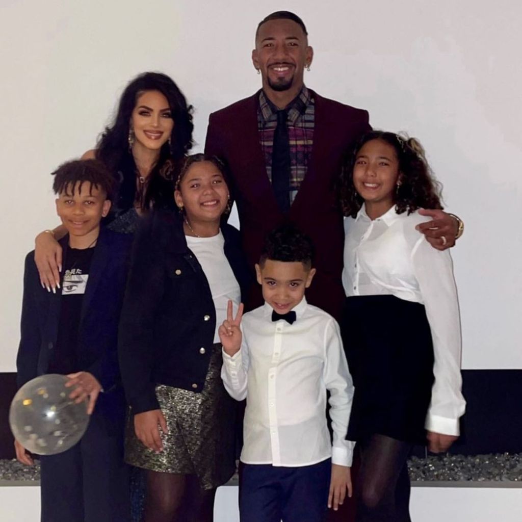 Rebecca Silvera und Jérôme Boateng mit ihren Kindern im Juli 2022