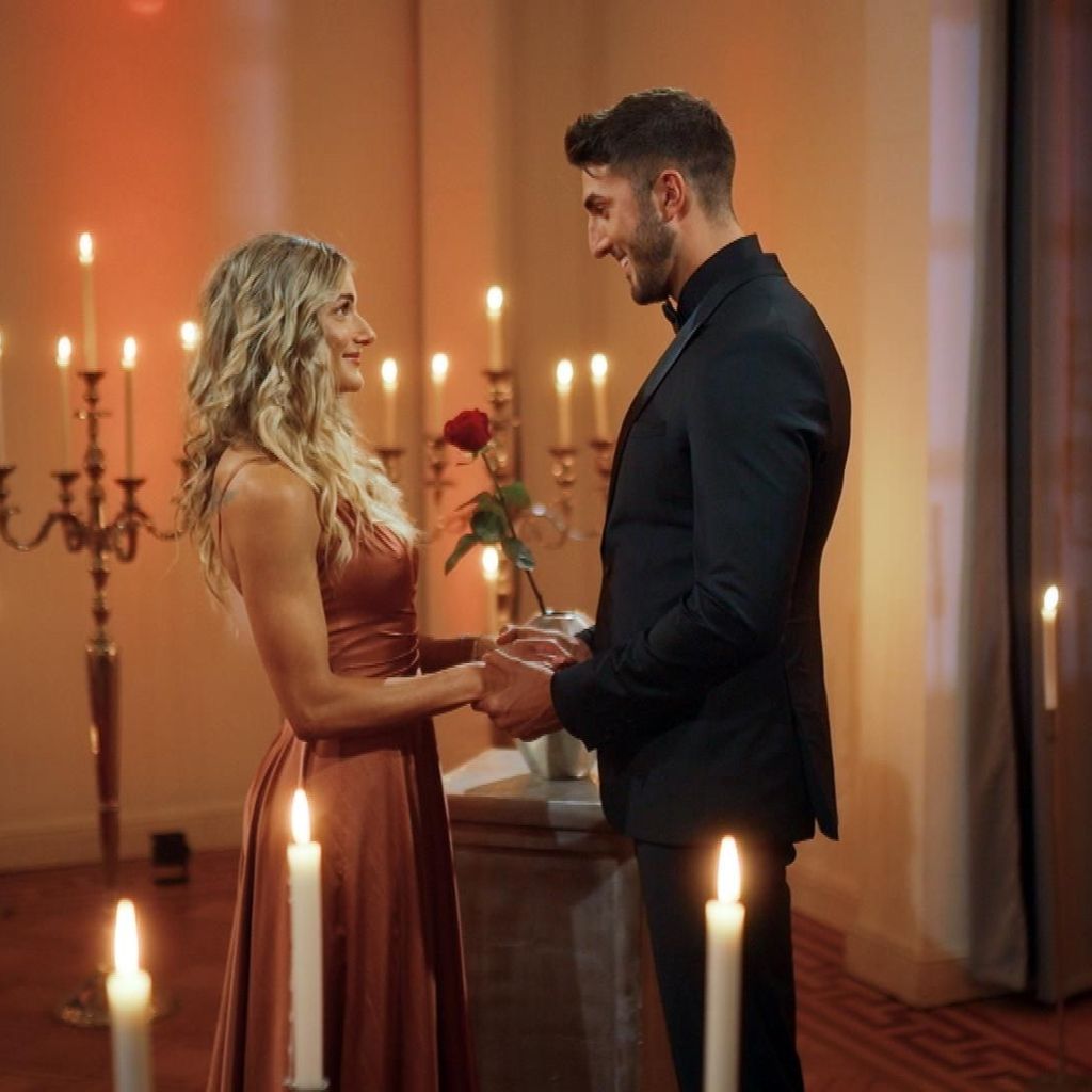Rebecca und Dennis halten im "Die Bachelors"-Finale" , 2024
