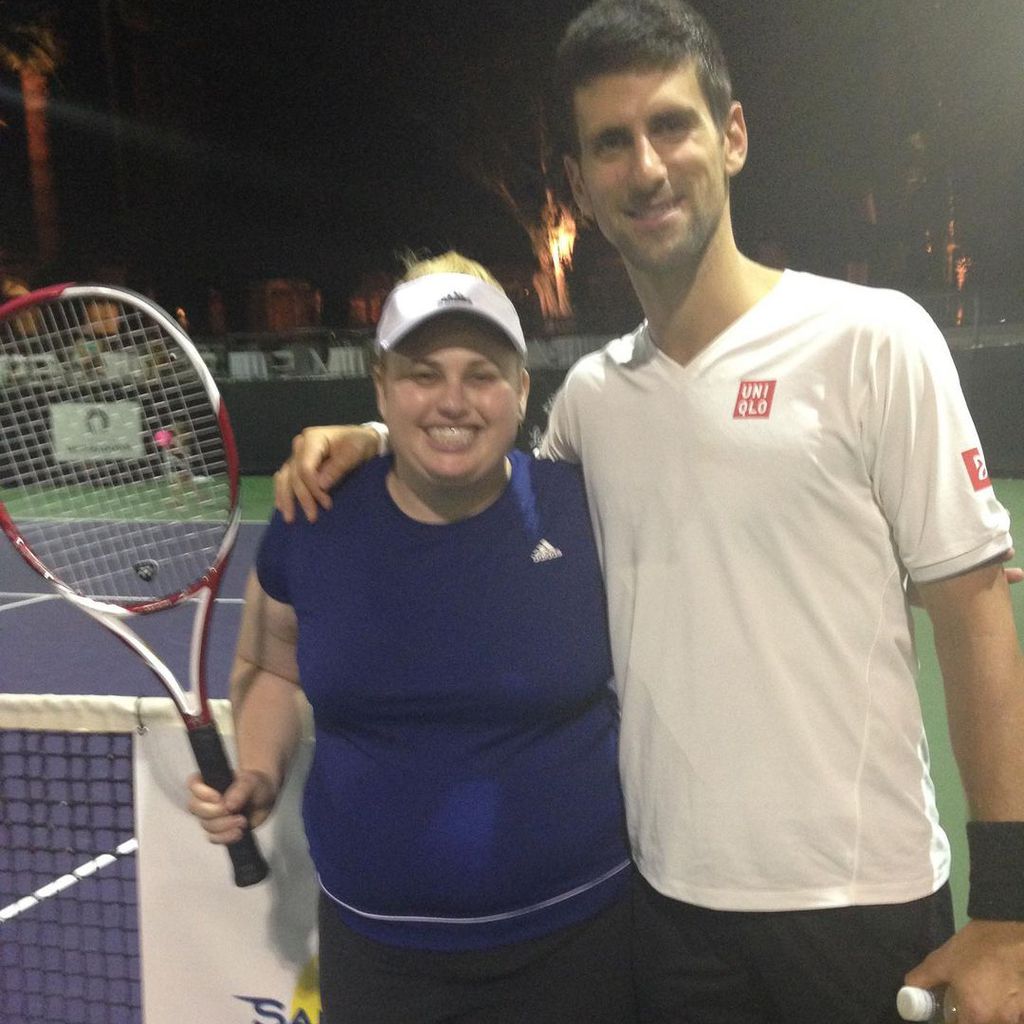 Rebel Wilson und Novak Djokovic bei einem Benefiztennisturnier