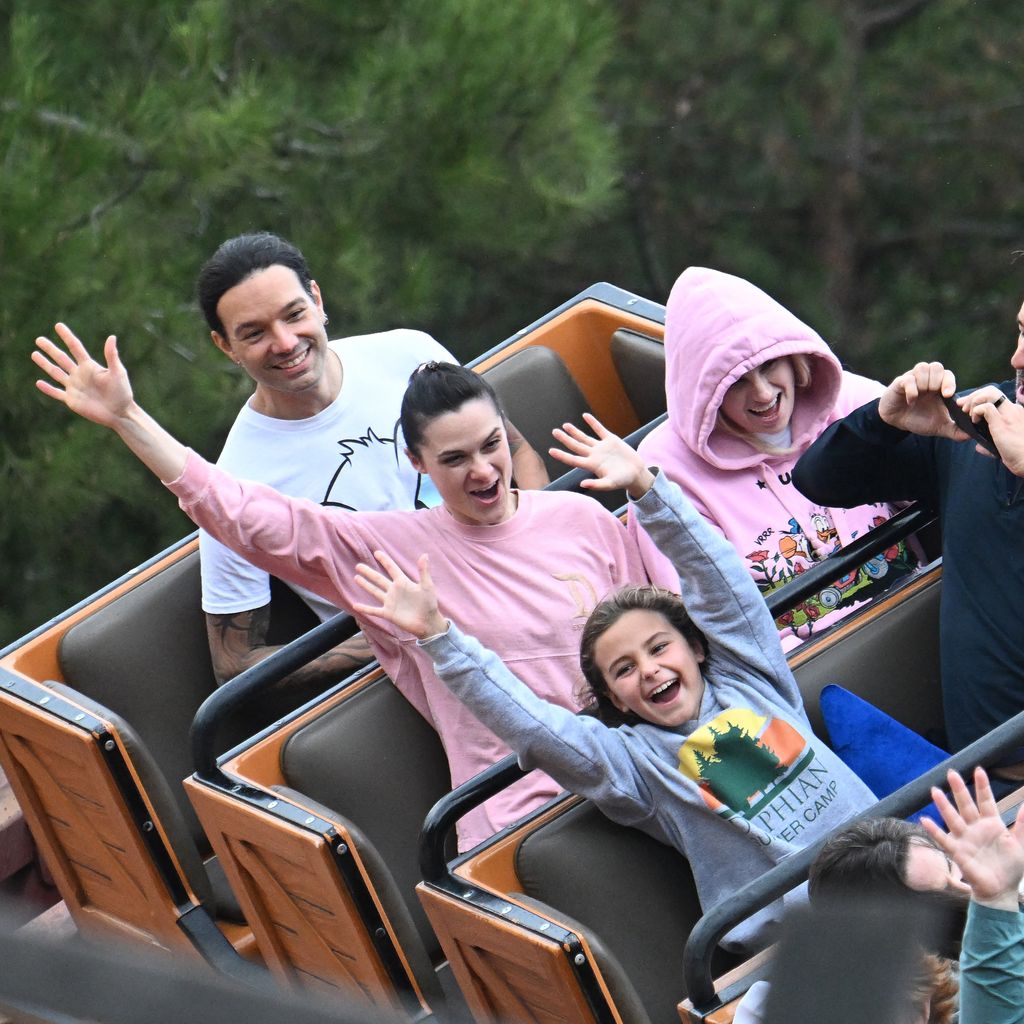 Rebel Wilson und Ramona Agruma im Disneyland, 2024