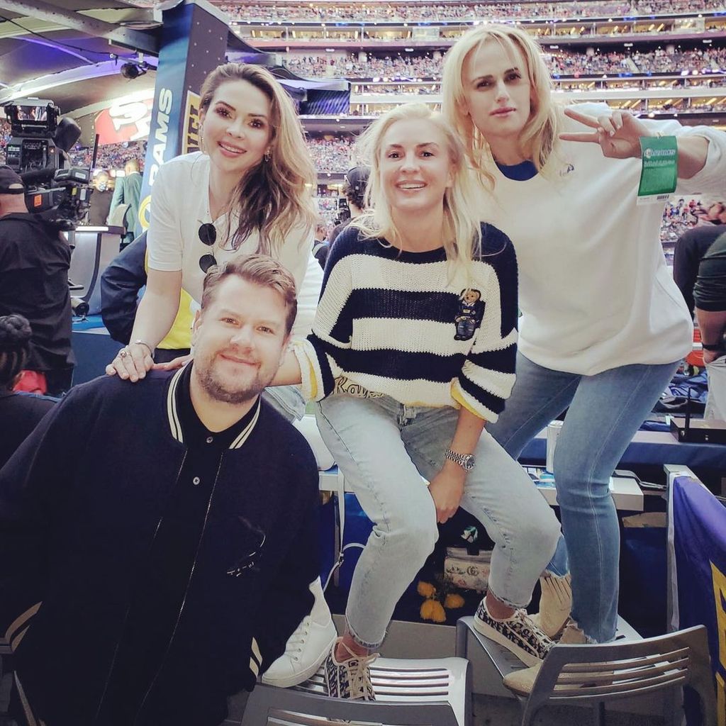 James Corden, Carly Steel, Ramona Agruma und Rebel Wilson im Januar 2022