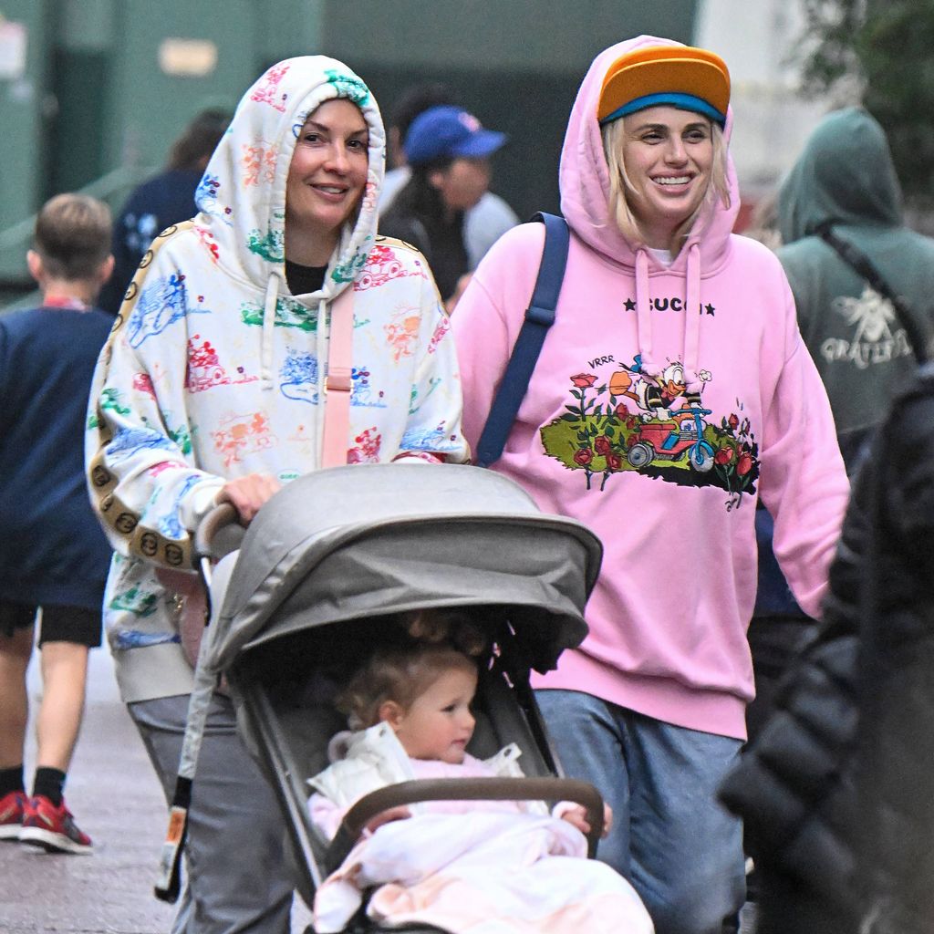 Rebel Wilson und Ramona Agruma im Disneyland, 2024