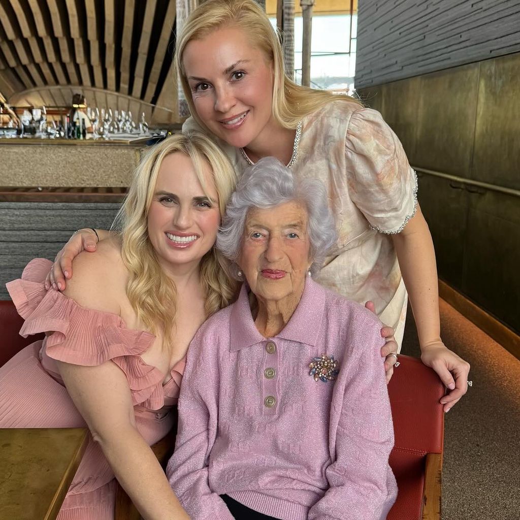 Rebel Wilson mit ihrer Großmutter und Ramona Agruma, Dezember 2024