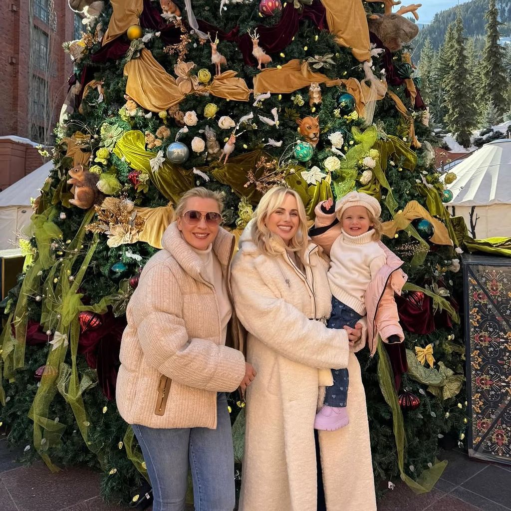 Rebel Wilson und Ramona Agruma mit Tochter Royce
