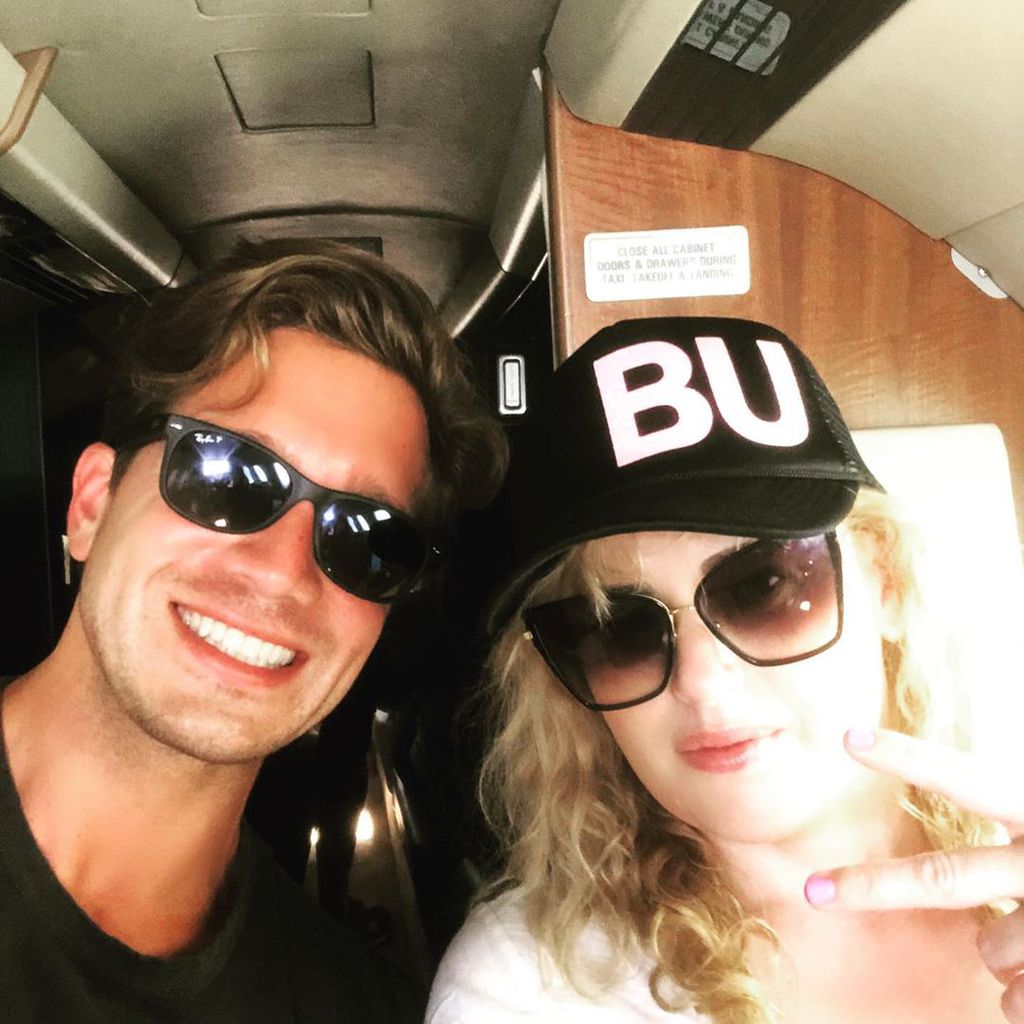 Jacob Busch und Rebel Wilson