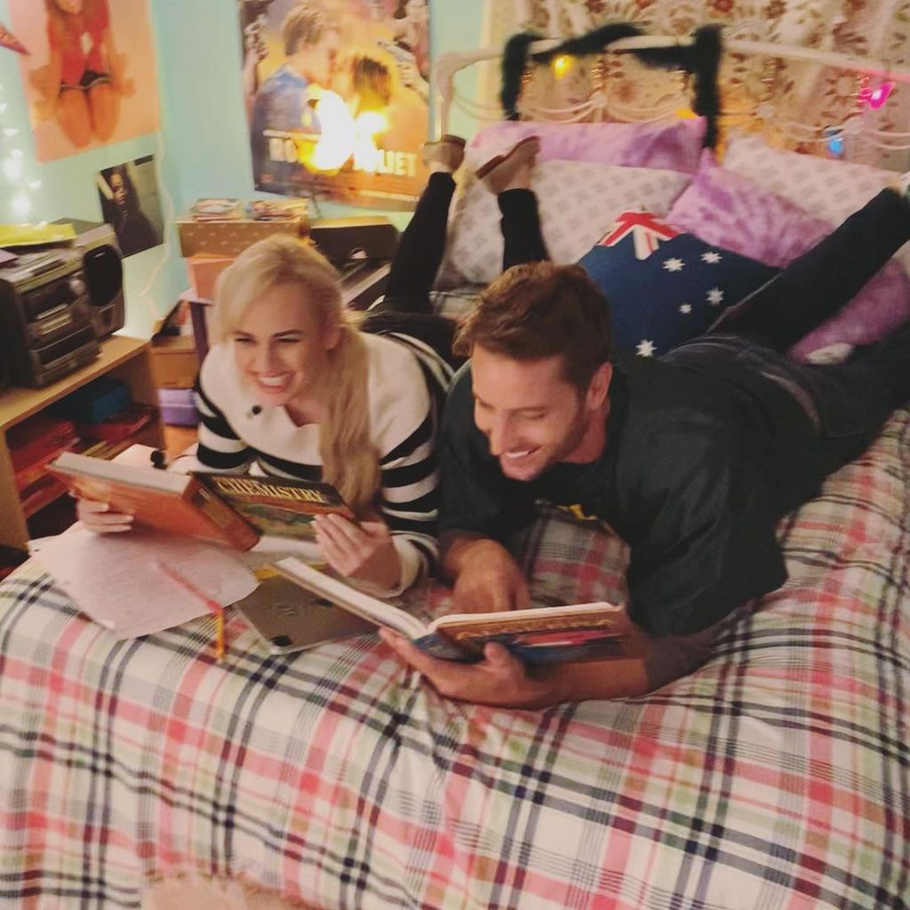 Rebel Wilson und Justin Hartley am Set von "Senior Year"