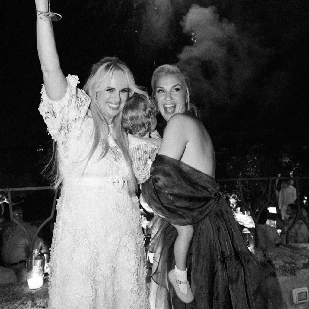 Rebel Wilson und Ramona Agruma mit ihrer Tochter