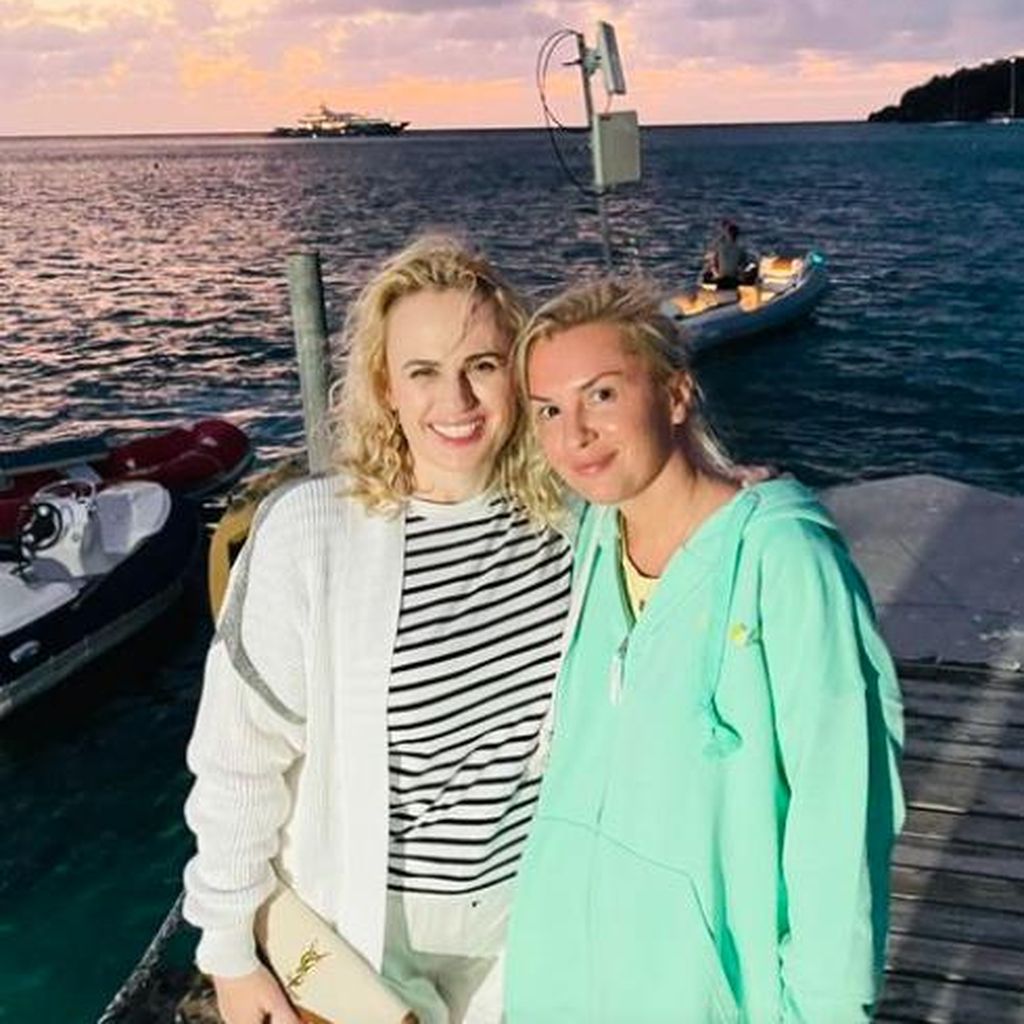 Rebel Wilson und Ramona Agruma im Urlaub