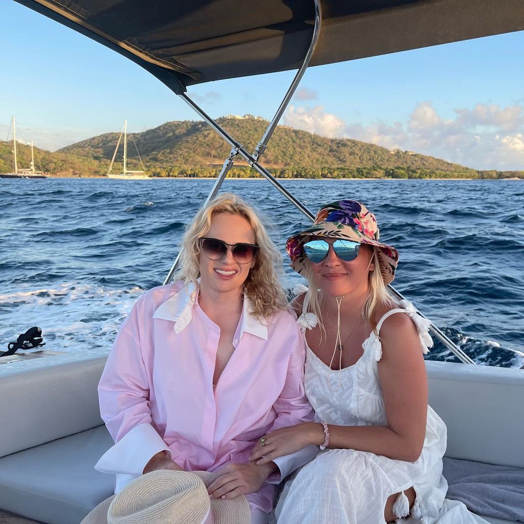 Rebel Wilson und Ramona Agruma im April 2023