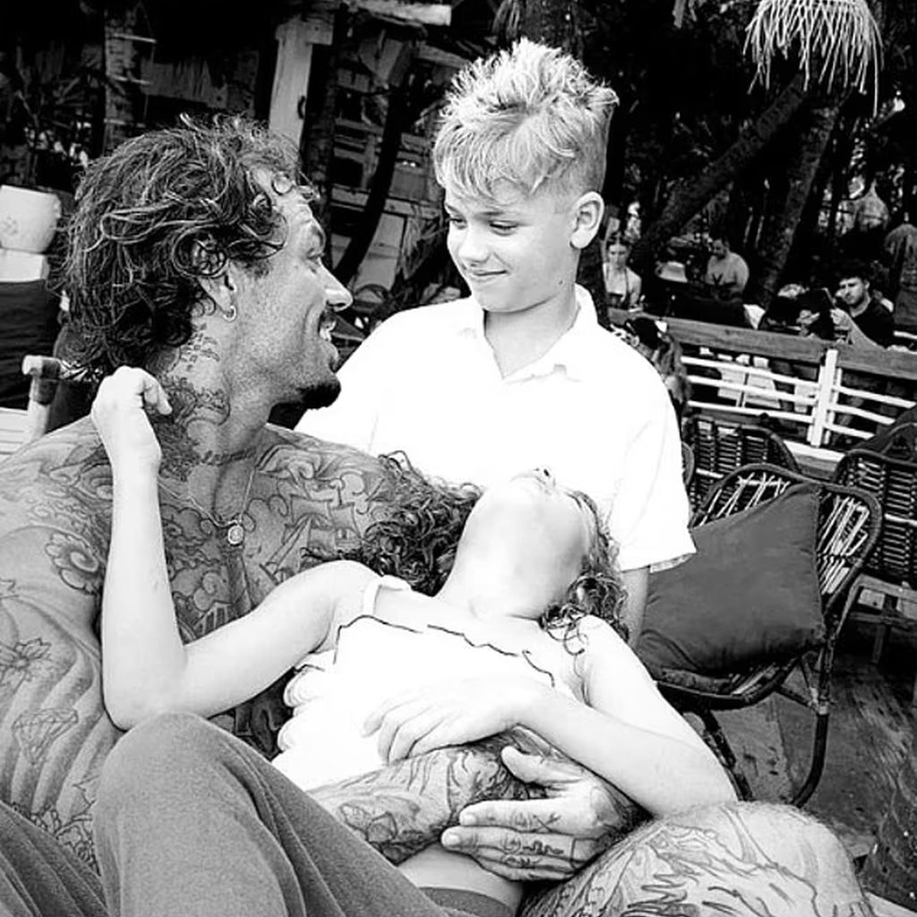 Reece Hawkins mit seinem Sohn Wolf und seiner Tochter Saskia