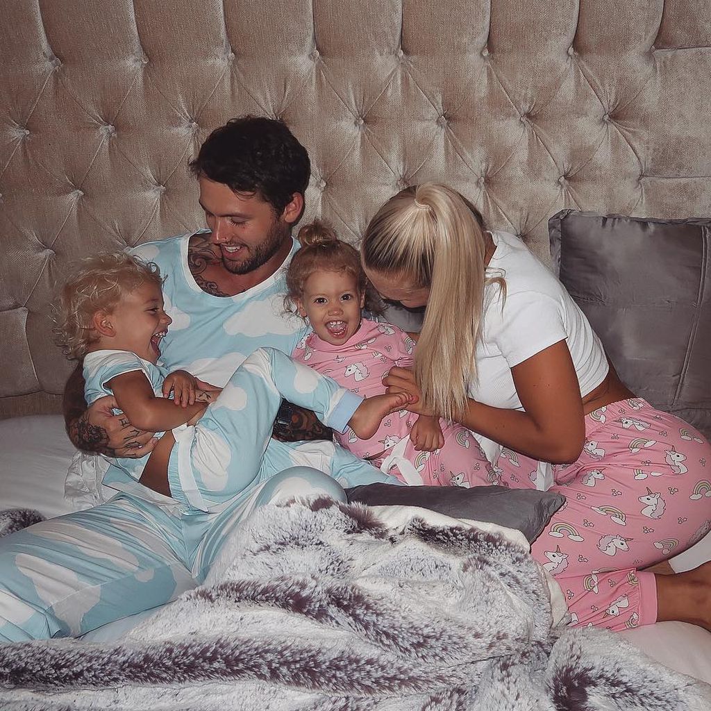 Reece Hawkins und Tammy Hembrow mit ihren Kindern Saskia und Wolf