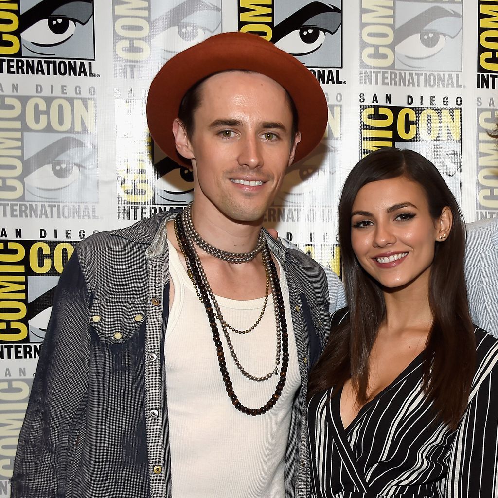 Reeve Carney und Victoria Justice bei der internationalen Comic-Con 2016