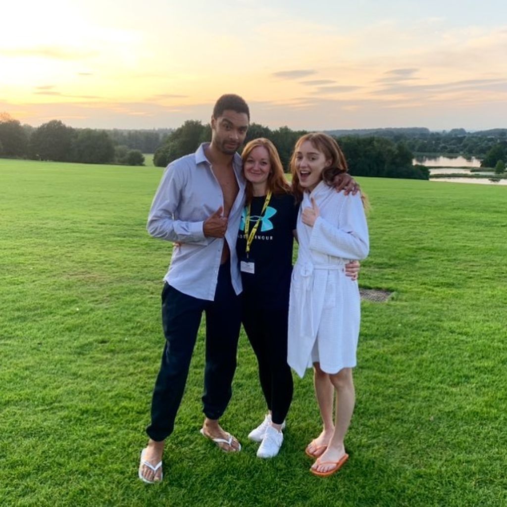 Regé-Jean Page, Lizzy Talbot und Phoebe Dynevor beim Dreh von "Bridgerton"