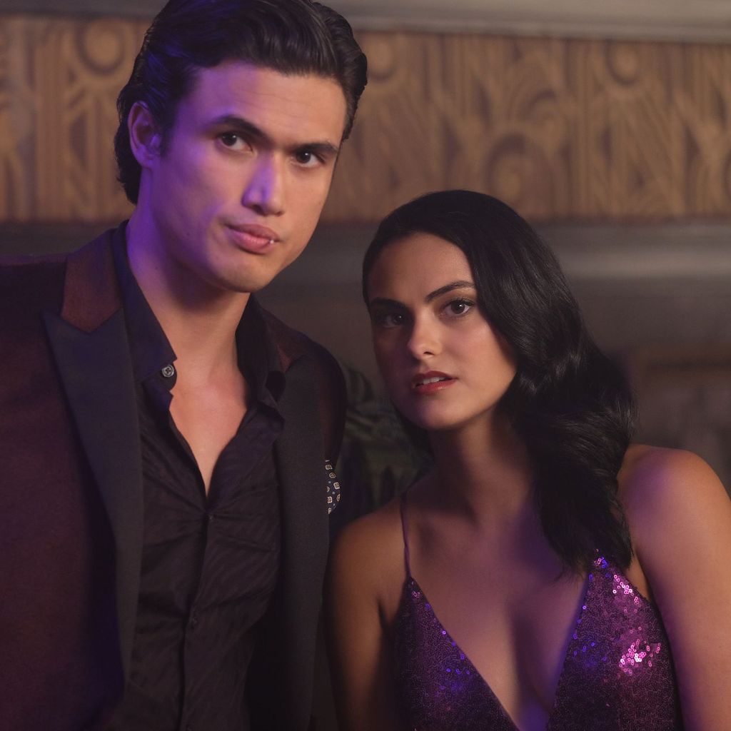 Reggie (Charles Melton) und Veronica (Camila Mendes) in "Riverdale"