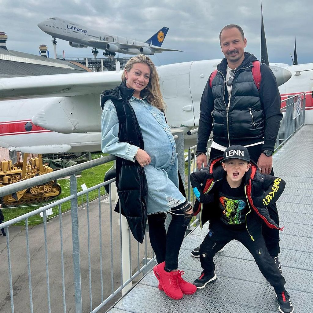 Regina und Sergio Luca mit ihrem Sohn im Mai 2023
