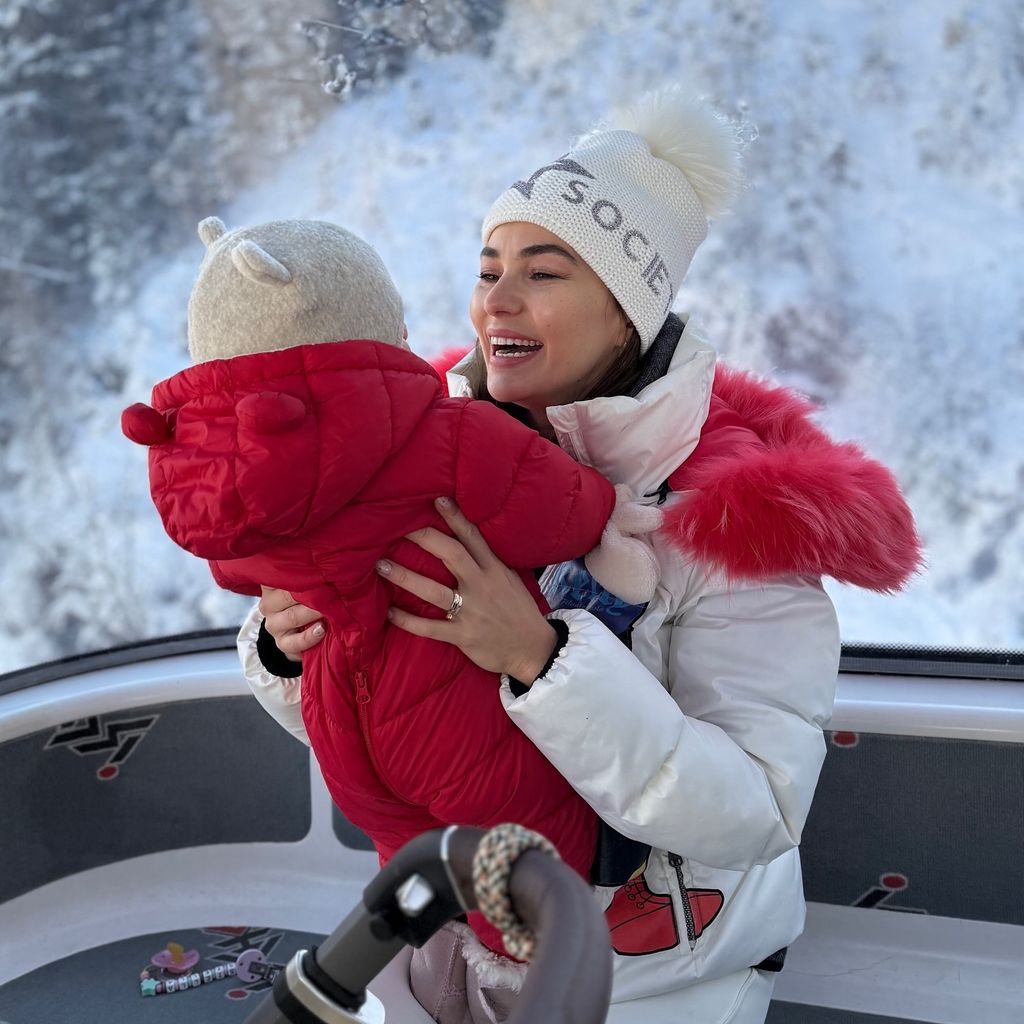 Renata Lusin mit ihrer Tochter Stella, Dezember 2024